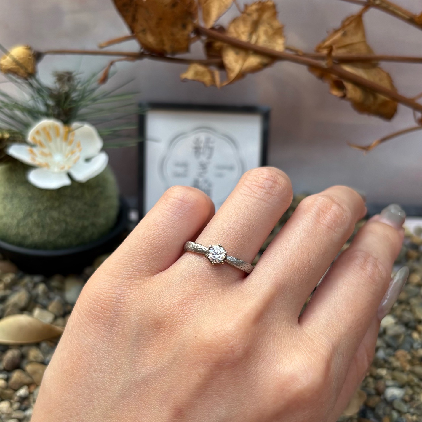 紡ぎ輪の「記憶」の婚約指輪。 イエローゴールドがアクセントになり、様々な装いに合わせやすいデザイン。ふたりで仕上げたようなテクスチャーがクラフトリングならではの温かみを感じさせるリング。