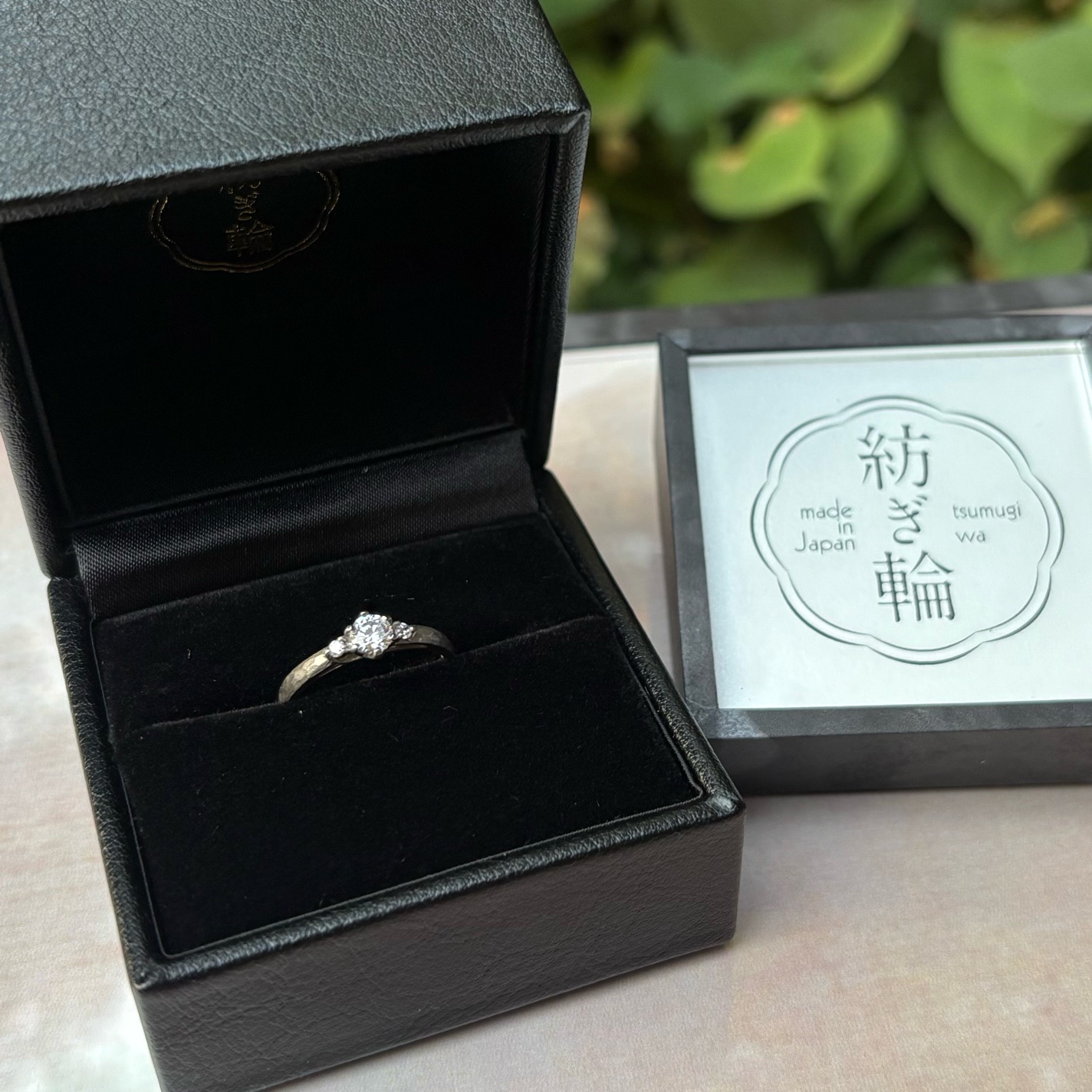 紡ぎ輪「約束」の婚約指輪。槌目仕上げで 光を多く取り込み、ダイヤモンドの美しいシルエット。