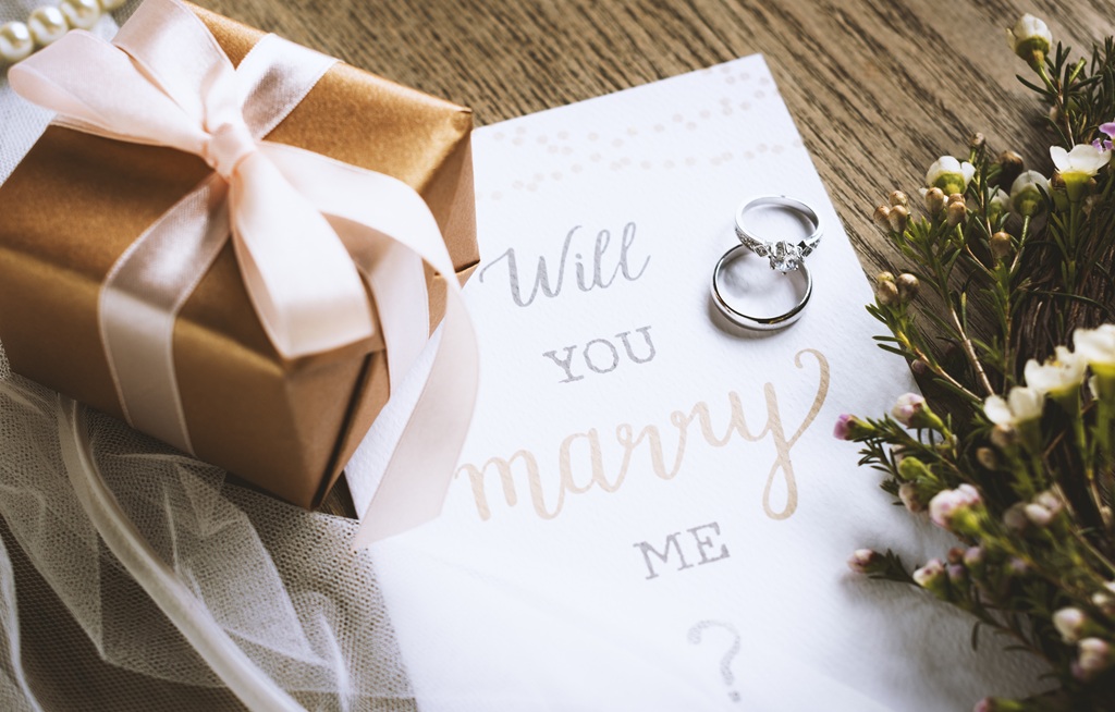 婚約指輪と結婚指輪、プロポーズのメッセージカードとギフトボックス
