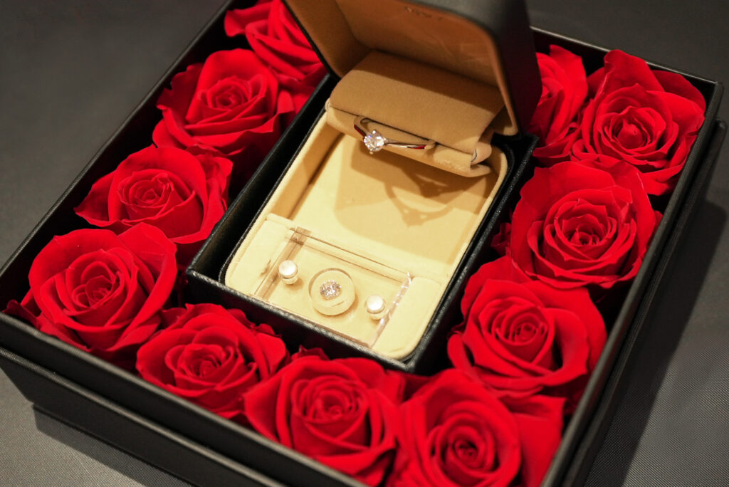 プロポーズに用意する、12本の赤いバラ ダズンローズ