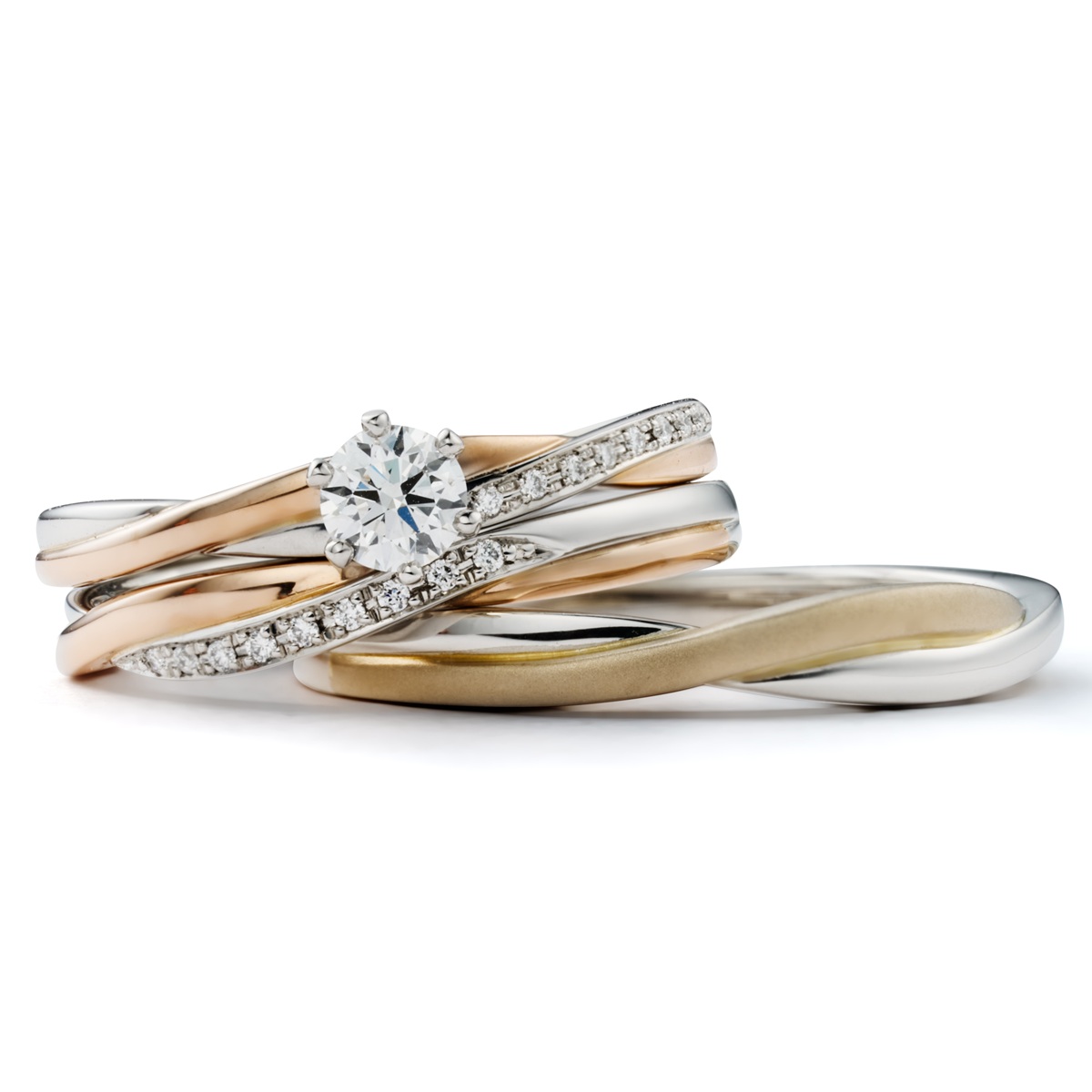 紡ぎ輪「いつも一緒」の婚約指輪と結婚指輪のセット。プラチナとゴールドが重なり合うデザイン