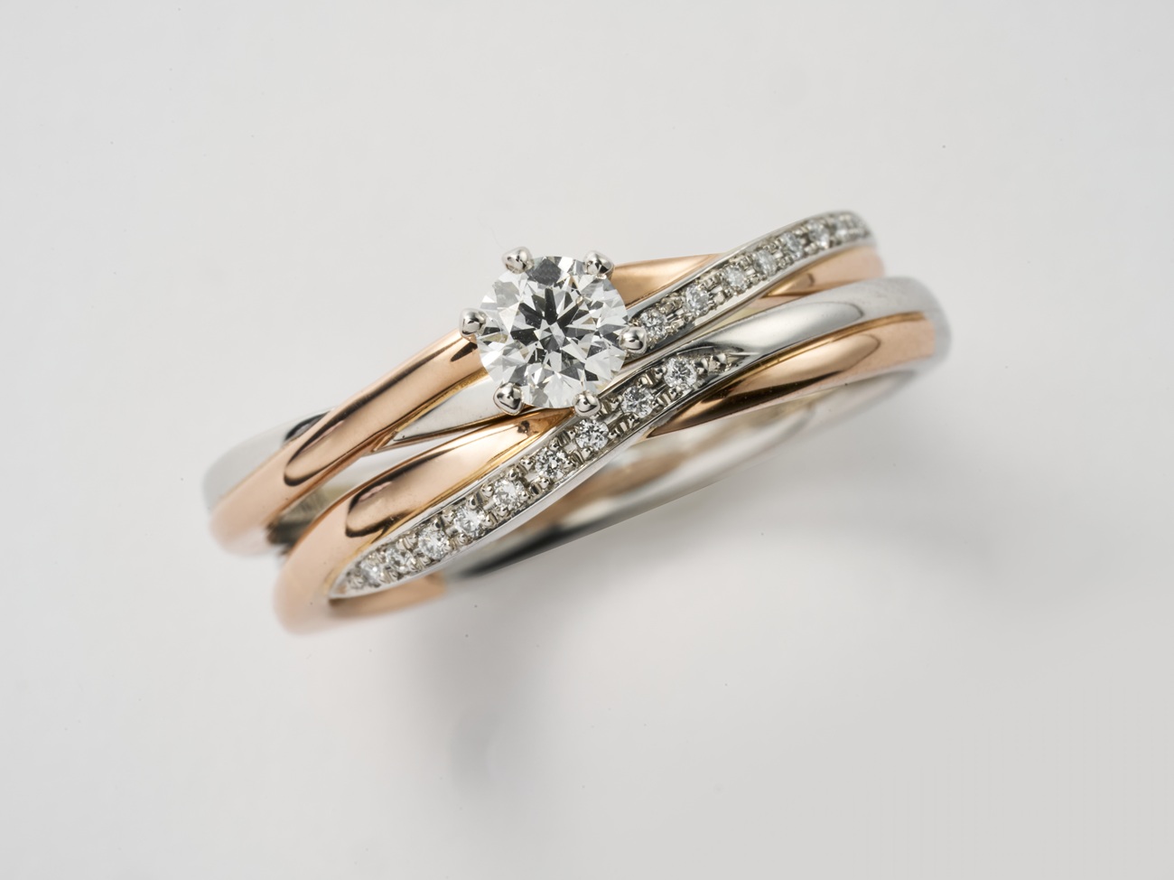 紡ぎ輪「いつも一緒」の婚約指輪と結婚指輪のセット。