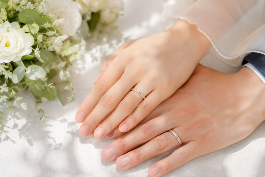 結婚指輪と優しい手のひら