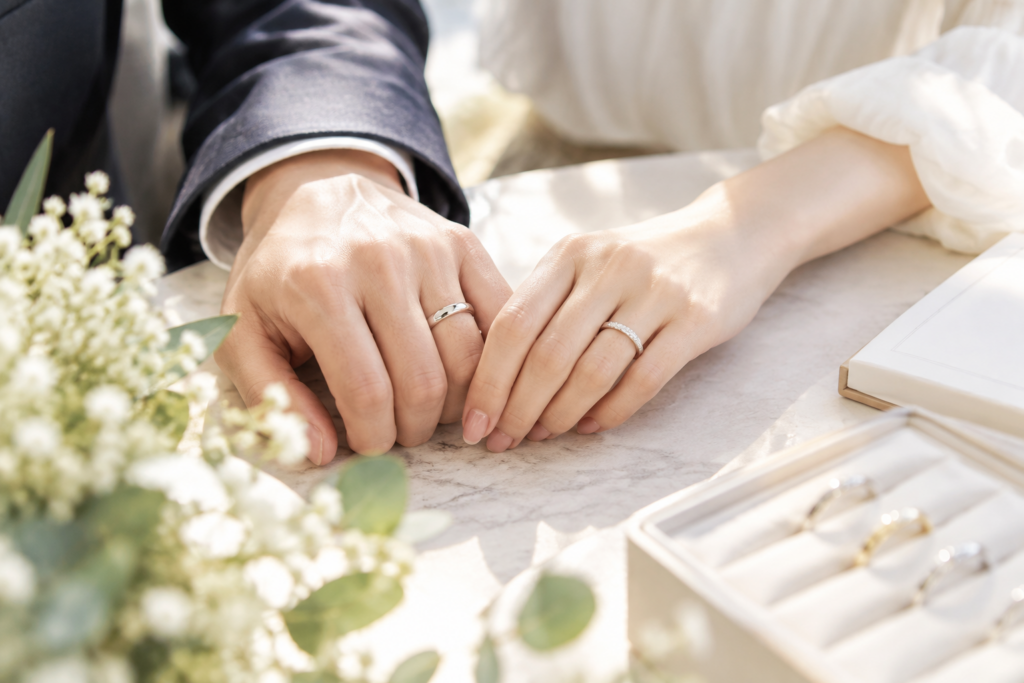 結婚指輪を着けたカップルの手元|結婚指輪の割り勘・費用相場